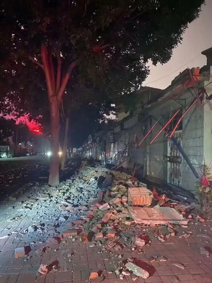 地震中倒塌的围墙